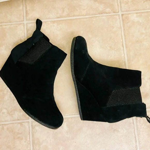 TOMS Chic Black Suede Wedge Booties - Picture 3 of 8